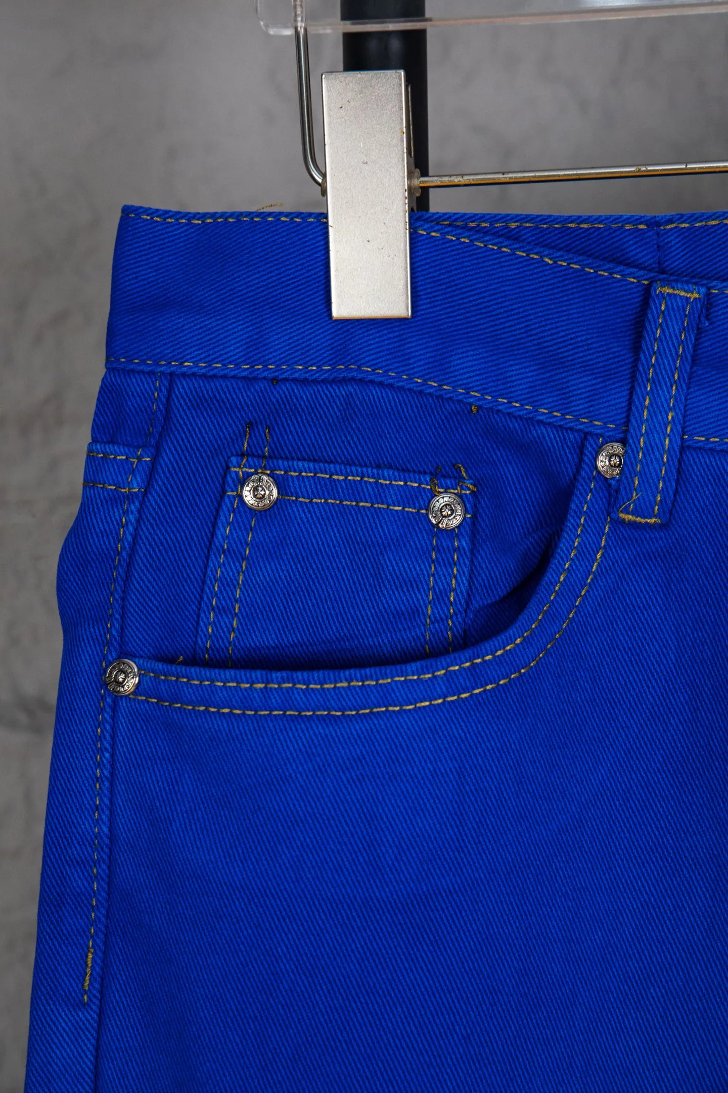 P270 Top version CH Chromehearts 2025 new London limited edition double blue cross patchwork leather jeans. Jeans. Top ceiling quality. Styles with different washed textures, very friendly to people with thin legs and thick legs. The straight and loose version is very flattering to the leg shape. Moderate length that never goes out of style, easy and casual to match, basic styling for various styles, a must-have in the wardrobe! The fabric is stiff but also makes the upper body soft without losing texture. The washing process is even more perfect. It is a must-have item for everyone! ! ! Washed wheat, hang tag, pants label, three labels complete Color: blue Size: 28, 30, 32, 34